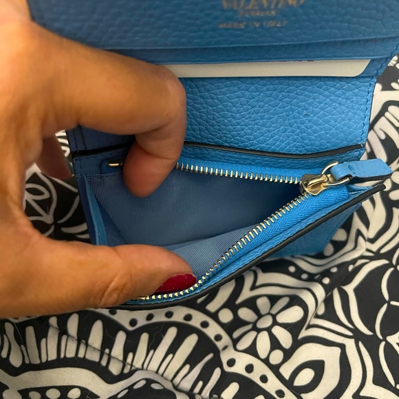 BNWT Valentino Rock stud wallet in 097 Denim. - Picture 5 of 16